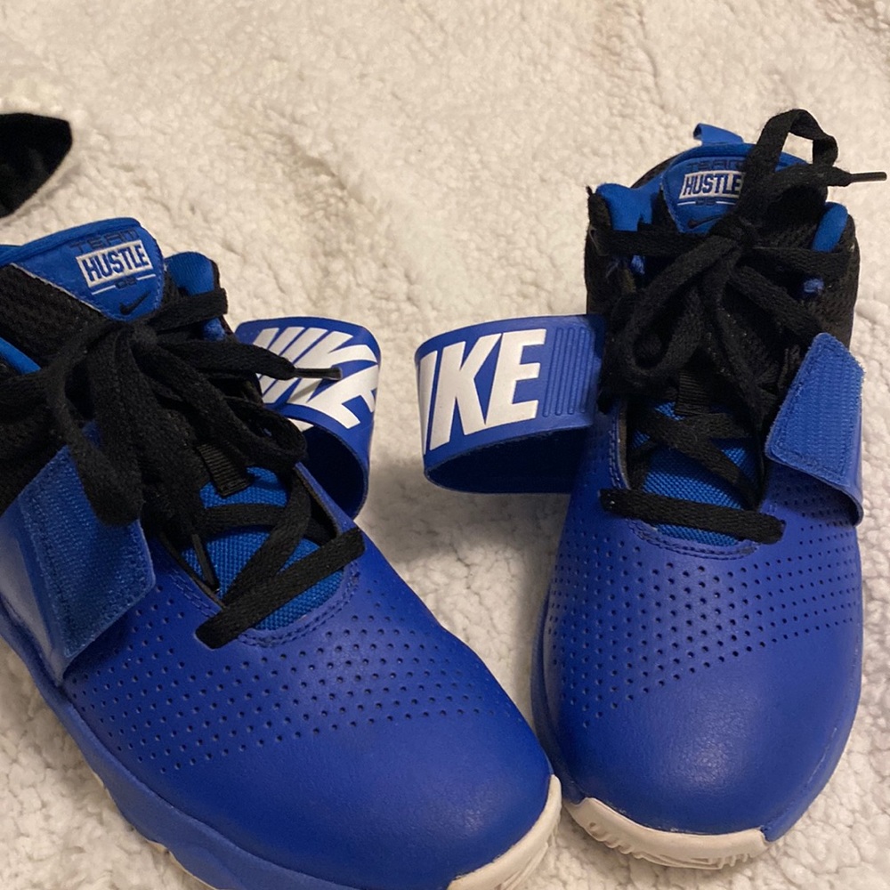 Nike Youth Team Hustle D9 with Strap